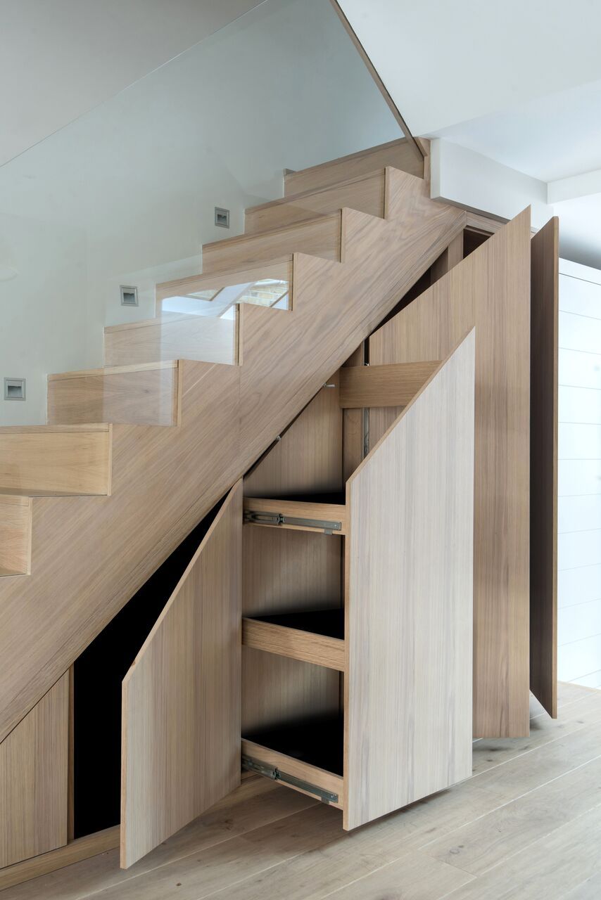 Идеи обустройства пространства под лестницей