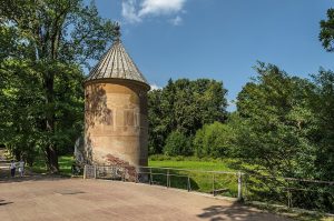 Пиль-башня в парке